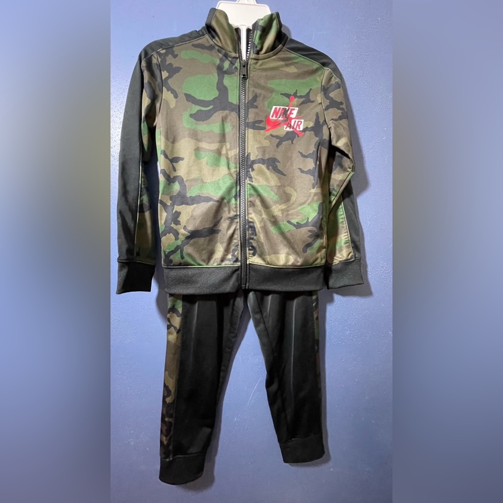 Boys Nike Air Size 6 Tracksuit